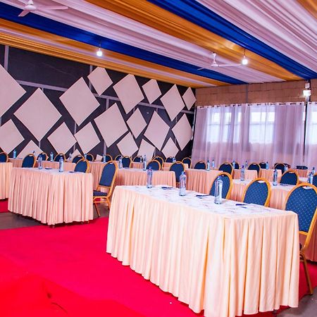 Buraha Zenoni Hotel And Resort Nakuru Buitenkant foto