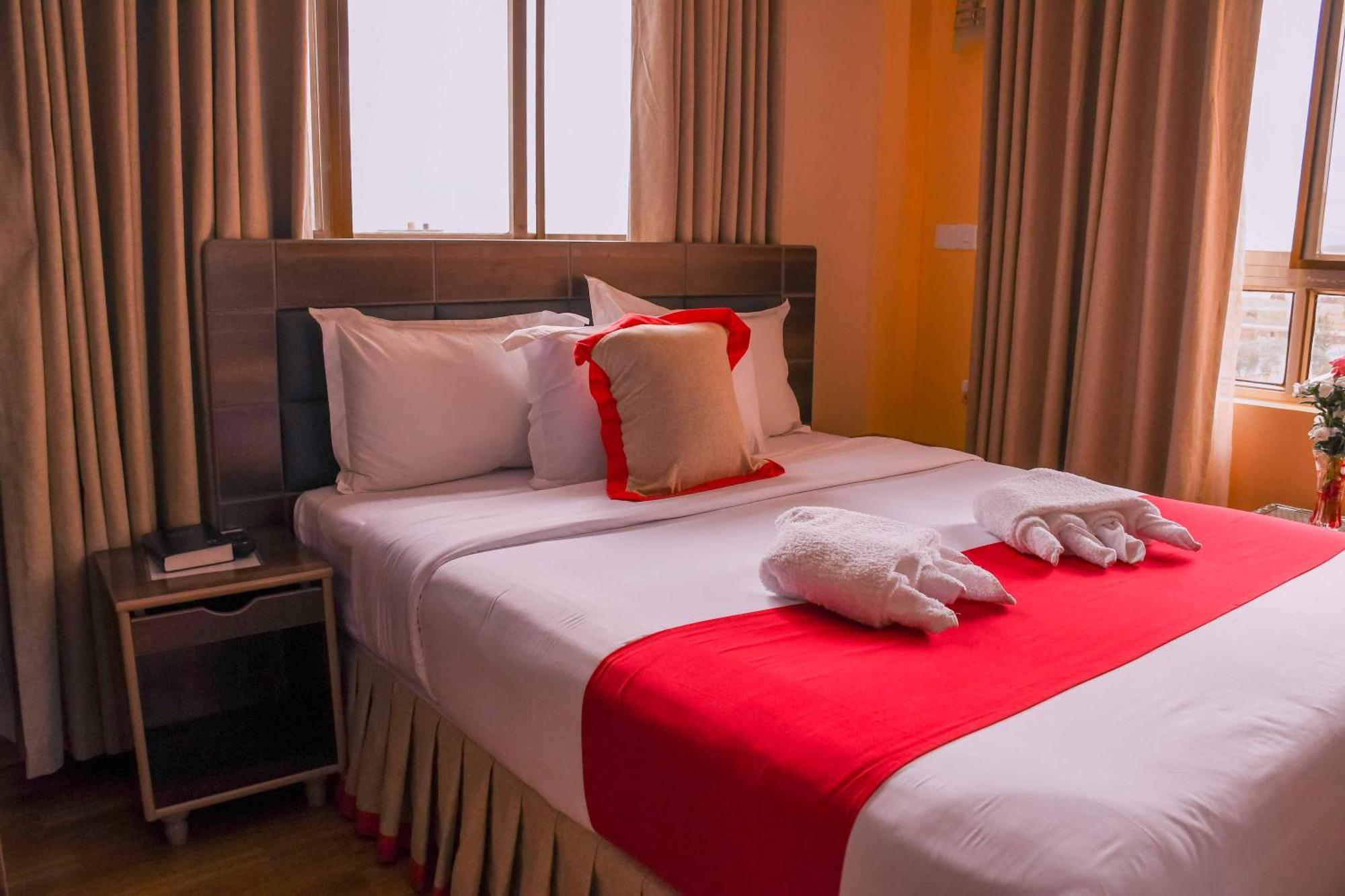 Buraha Zenoni Hotel And Resort Nakuru Buitenkant foto