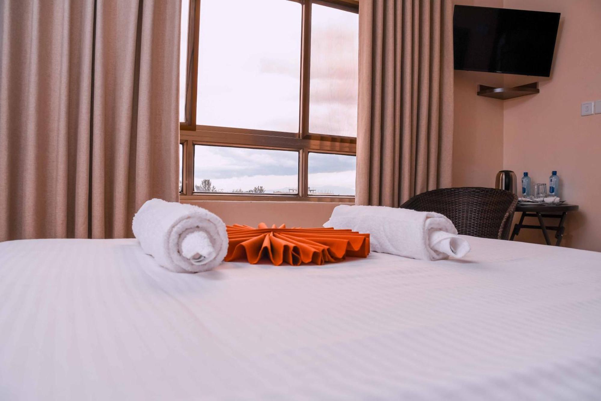 Buraha Zenoni Hotel And Resort Nakuru Buitenkant foto