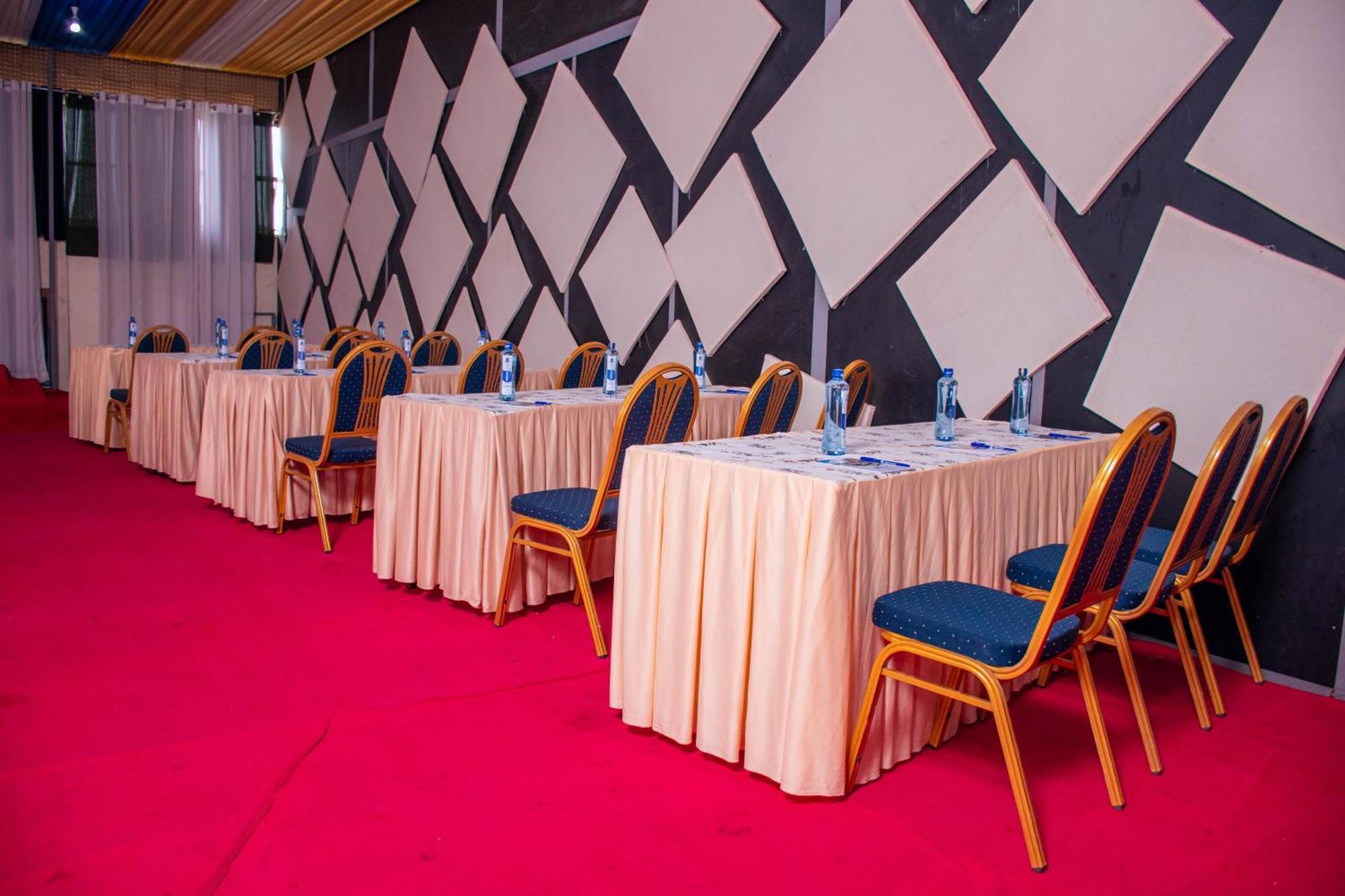 Buraha Zenoni Hotel And Resort Nakuru Buitenkant foto